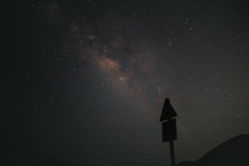 Nocne niebo gwiaździste symbolizujące horoskop 2026