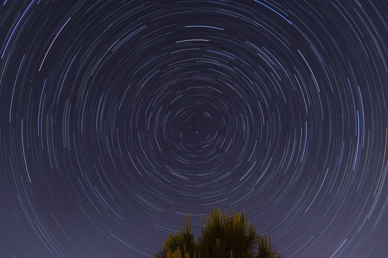 Teleskop skierowany w nocne niebo – obserwacje astronomiczne